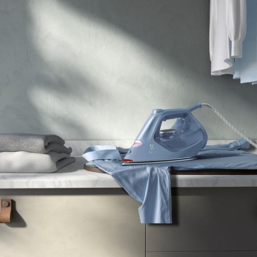 Праска Electrolux, 2400Вт, 370мл, паровий удар 230гр, алюмінієва підошва, синій