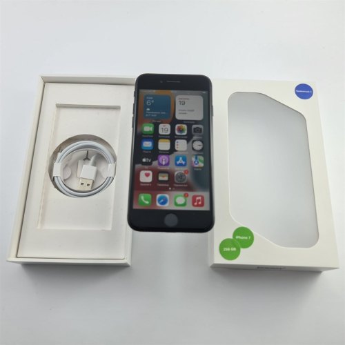 Смартфон Apple iPhone 7 256 GB Black USED **