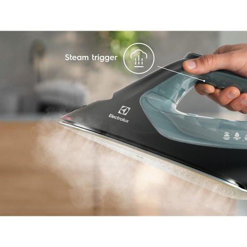 Праска Electrolux E8SI2-6OG, 2600Вт, 370мл, паровий удар 240гр, алюмінієва підошва, електронне керування, зелено-чорна