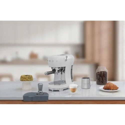 Кавоварка еспресо ріжкова SMEG ECF02WHEU **