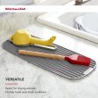 Килимок для сушки посуду KitchenAid Sinkware, 43х18см, сірий (KEG186OHGSA)