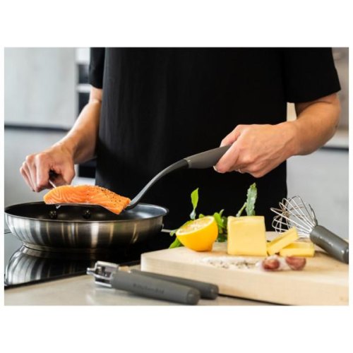 Лопатка KitchenAid Coreline, 34.3см, з прорізами, сіра (KAS002OHCGG)